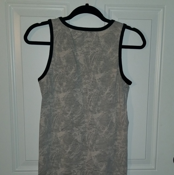 **5/25** Mossimo Tank Top - Picture 2 of 3